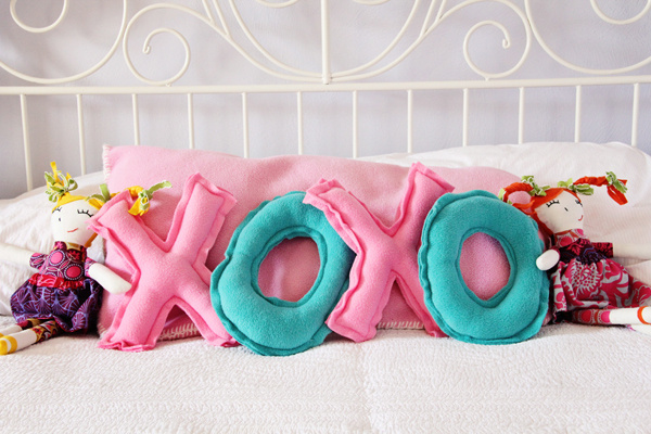 Valentine's XOXO Pillow Tutorial - cute Valentine's day gift!
